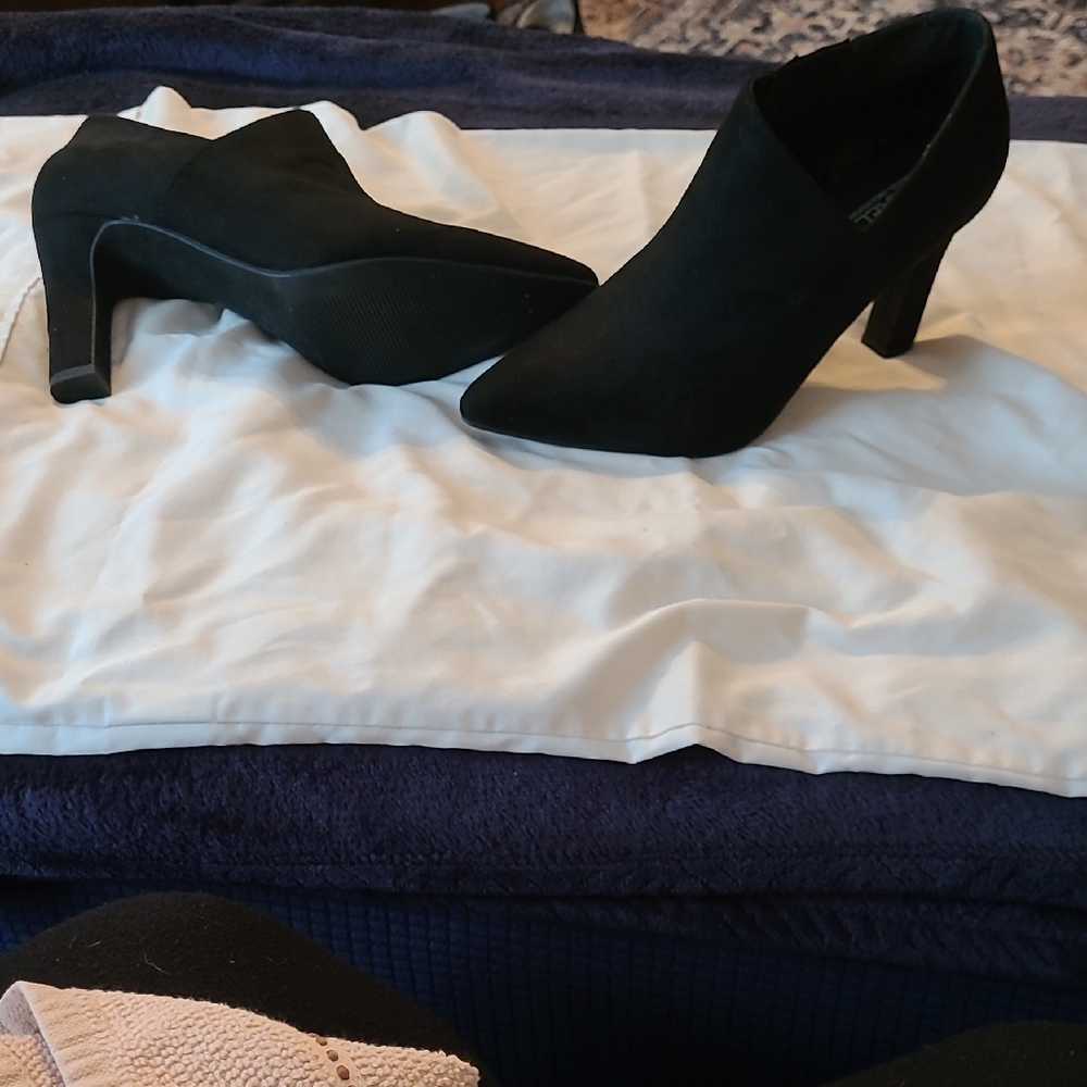 Michael Shannon Nora Suede Booties